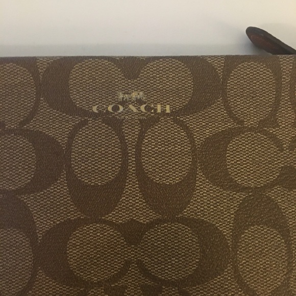 NWT Coach PVC Signature Large Wristlet - Picture 3 of 8